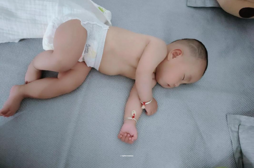 伊春三个月宝宝抬头不稳
